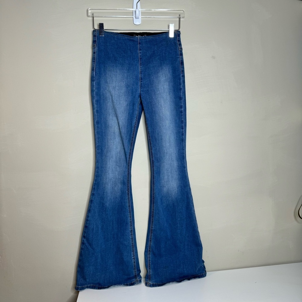 Tricot pull on denim bell bottom jeans.